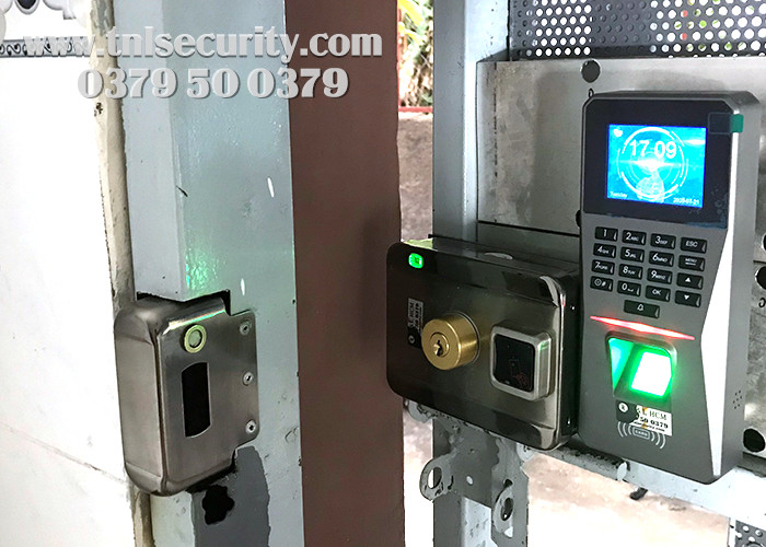 Lap-dat-khoa-khoa-van-tay-nha-tro-cho-cua-sat-tai-Go-Vap